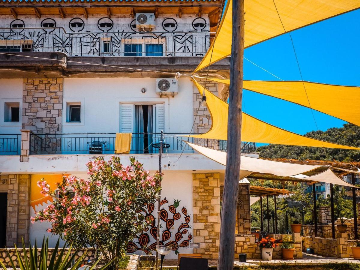 Sun Bakers Hostel Химара Экстерьер фото
